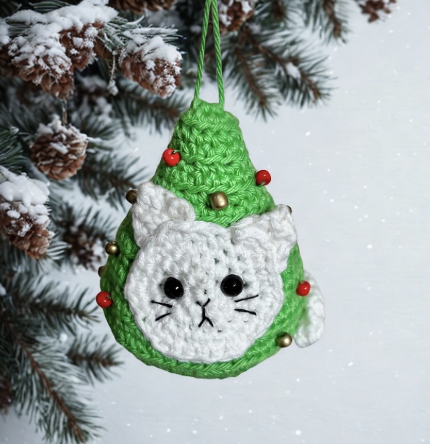 Free Cat in a Christmas Tree Bauble – Easy & Cute Crochet Pattern
