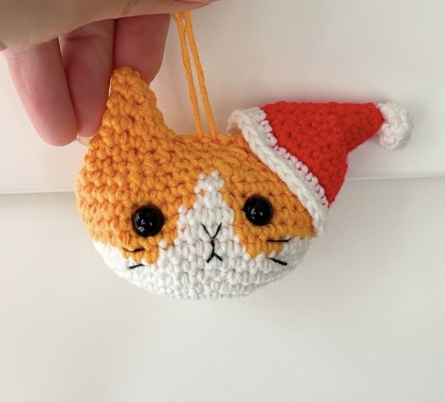No-sew Crochet Christmas Cat Bauble Pattern – Beginner Amigurumi Santa Ornament